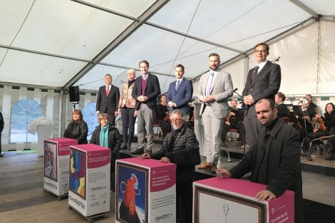 oben von links: Michael Harig, Birgit Weber, Andreas Scheuer, Michael Kretschmer, Martin Dulig, Dr. Dido Blankenburg; unten: Künstler und Künstlerinnen mit den KunstKÄSTEN.