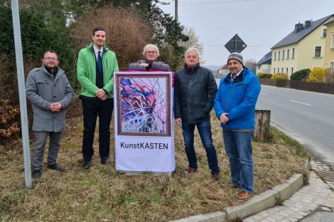 5 Personen zusammen vor einem zum Kunstkasten verhüllten Netzverteiler in Schmölln-Putzkau.