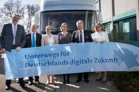 Auf der Messe WIR in Kamenz konnte der Messeleiter Herr Andreas Heinrich (2. von rechts) den Staatssekretär im Sächsischen Staatsministerium für Wirtschaft, Arbeit und Verkehr Stefan Brangs (links) begrüßen. Die Leiterin des Breitbandbüros für Sachsen Fra