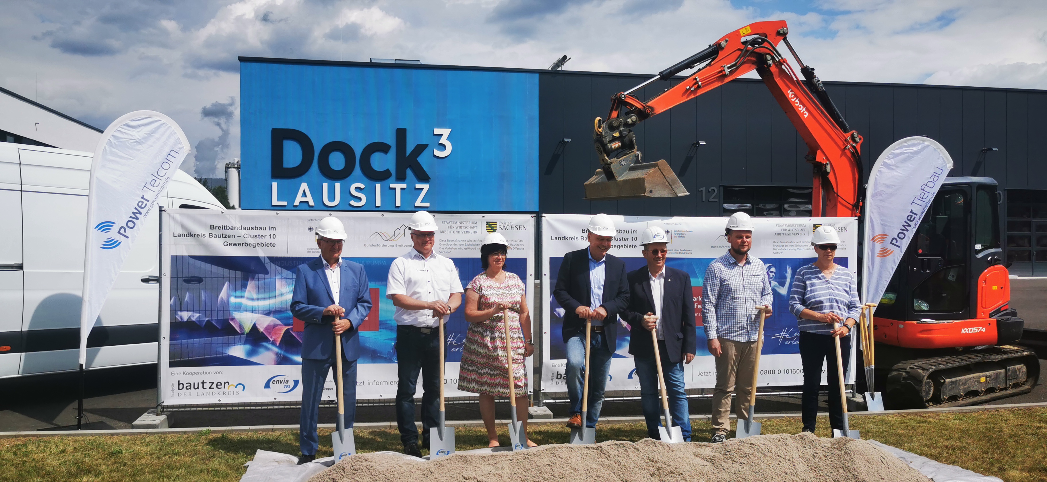 Symbolischer Spatenstich für den Glasfaserausbau im Industriepark Schwarze Pumpe: (v.l.) Andreas Schönlein (Referent Digitalagentur Sachsen), Jens Frühauf (kommissarischer Amtsleiter Kreisentwicklungsamt Landratsamt Bautzen), Christine Herntier (Bürgermei