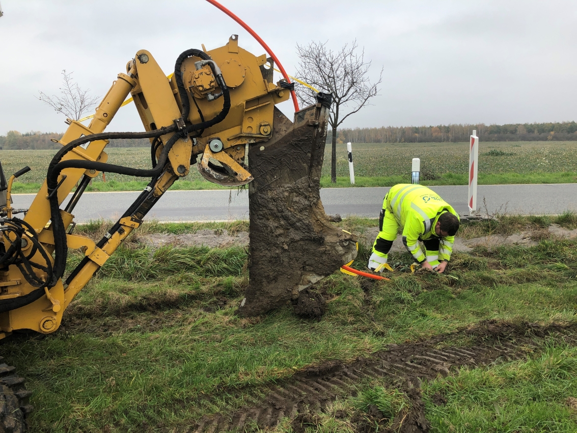 Größere Ansicht des Kabelpflugs und der Verlegung des Kabels.